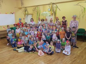 Allažu pirmsskolas izglītības grupās aizvadīts Pavasara puķu karnevāls