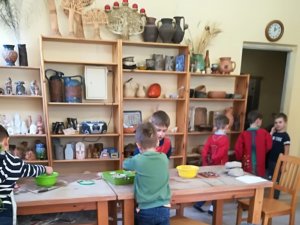 Allažu pirmsskolas izglītības grupu bērni Mālpilī satiek savu māla meistaru