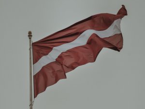 Informācija par monumentālo Latvijas karogu virs bobsleja un kamaniņu trases