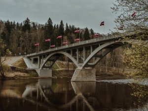 Siguldā uz tilta pār Gauju arī šogad plīvo Latvijas karogi