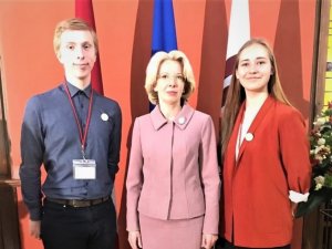 Siguldas Valsts ģimnāzijas audzēkņi piedalās 9. Jauniešu Saeimas darbā