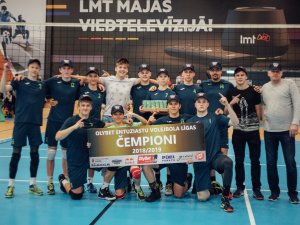 Siguldas Valsts ģimnāzijai Entuziastu volejbola līgas čempionāta kauss