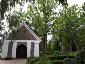 Jūlijā tiks veikti bīstamo koku zāģēšanas darbi Siguldas novada kapsētās
