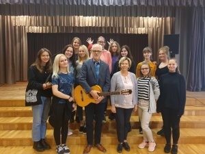SPV skolēni tiekas ar izcilo latviešu ģitāristu Aivaru Hermani