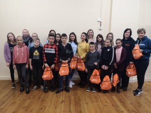 Mores pamatskolā viesojas skolēni un pedagogi no Rumānijas