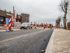 Uzsākti autoceļa A2 un Pulkveža Brieža ielas krustojuma asfaltēšanas darbi