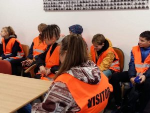  Siguldas 1. pamatskolas skolēni iepazīst kokapstrādes nozari uzņēmumā “KVIST”