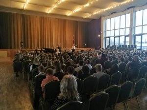 Siguldas 1. pamatskolas skolēni bauda Latvijas gadadienai veltītu koncertu