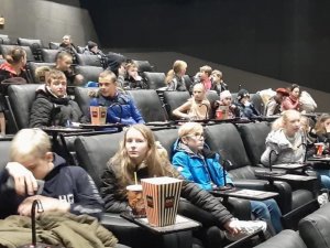 “Latvijas skolas somas” ietvaros Mores pamatskolas skolēni dodas uz kino