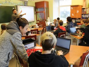 Mores pamatskolā skolēni apgūst datoriku