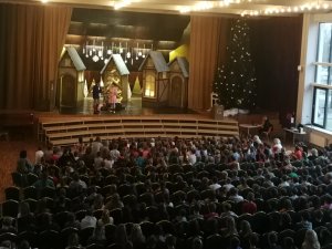 Siguldas 1. pamatskolas skolēni vēro izrādi “Grinča Ziemassvētki”