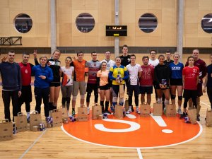 Ziemassvētku volejbola turnīrs pulcē vairāk nekā 100 dalībniekus