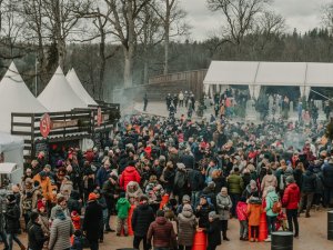 “Ziemas garšu svinēšana” Siguldas pilsdrupās pulcē aptuveni 5000 apmeklētāju