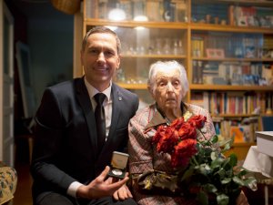 Siguldas novada pašvaldības domes priekšsēdētājs sveic novadnieci 100. dzimšanas dienā