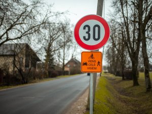 Uzsāk 30 km/h ceļa zīmes izvietošanu; mainīta satiksmes organizācija kravas transportam