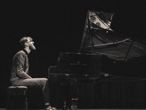 Šodien pianists Edgars Cīrulis sniegs tiešsaistes koncertu “Baltajā flīģelī”