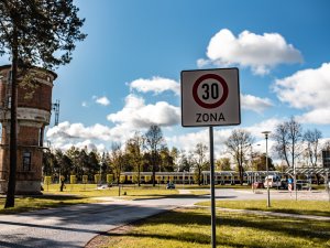 Siguldas centrā drīzumā plānots ieviest automašīnu ātruma ierobežojošu zonu 30 km/h