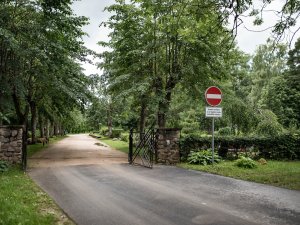 Aicina ievērot braukšanas aizlieguma zīmes Siguldas pilsētas kapsētas teritorijā