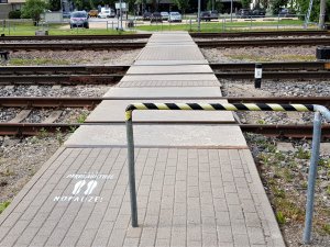 “Latvijas dzelzceļš” izvieto brīdinājuma zīmes pie dzelzceļa gājēju pārejām