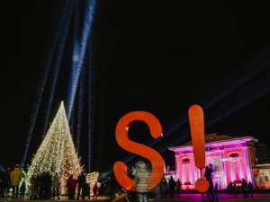 Siguldas dzelzceļa stacijas laukumā iedegta Ziemassvētku egle; notiks svētku piedāvājumi brīvā dabā