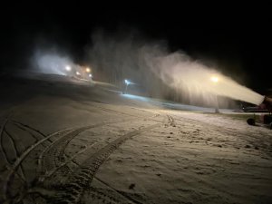 Siguldas Pilsētas trasē notiek sniega ražošana; brīvdienās atvērs daļu lielā kalna