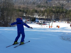 Pašvaldība dod iespēju novada senioriem slēpot bez maksas