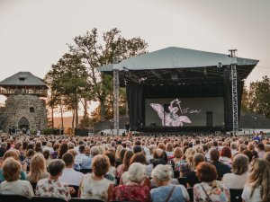 Koncertā Siguldas pilsdrupu estrādē uzmirdzēs izcilas opermūzikas zvaigznes no Bulgārijas un Latvijas