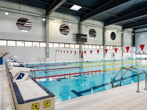 Seniori aicināti apmeklēt bezmaksas peldēšanas nodarbības Siguldā