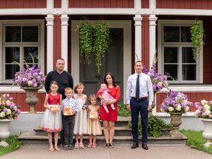 Medaļu “Esmu dzimis Siguldas novadā” saņēmuši 2021. gada pirmajā pusgadā dzimušie mazuļi