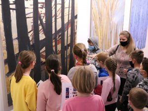 Mālpils skolēni apmeklē Anetes Kalniņas izstādes meistardarbnīcas