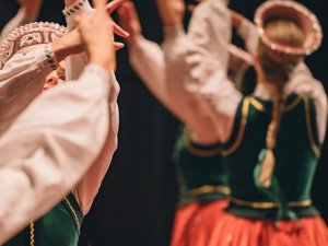 JDK “Vizbulīte” piedalījies dejas izrādes “Latvju zīmēs rotāties” tapšanā
