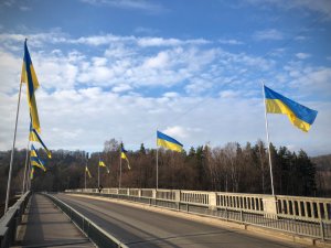Siguldas Gaujas tilta mastos plīvo 16 Ukrainas karogi