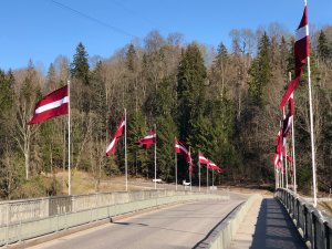 Siguldā uz tilta pār Gauju mastos plīvo 16 Latvijas karogi