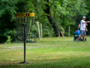 Šonedēļ notiks disku golfa sacensību “Lēdurga Open” 1. posms