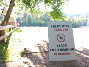 Ūdens kvalitāte Gaujas peldvietā neatbilst prasībām; peldēties aizliegts