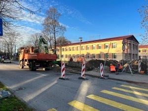 Turpinās siltumtrases izbūvi Siguldas slimnīcai; būvdarbu laikā būs satiksmes ierobežojumi