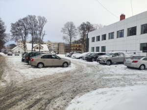 Veiks Siguldas pagasta Kultūras nama stāvlaukuma attīrīšanu no sniega; aicina neatstāt automašīnu
