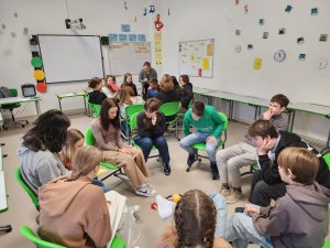Siguldas 1. pamatskolas audzēkņi piedalās nodarbībās “Blēņas un Ziedonis”