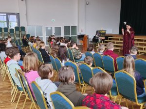 Raitis Zapackis ar stāstiem par pasakām ciemojas Siguldas 1. pamatskolā