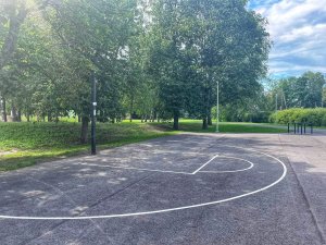 Raiņa parkā salauzts un drošības dēļ demontēts bērnu basketbola grozs