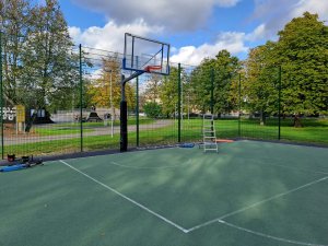Raiņa parkā atjaunots basketbola grozs Bertāna basketbola laukumā