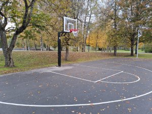 Raiņa parkā atjaunots basketbola grozs bērnu basketbola laukumā