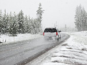 Pašvaldības policija aicina autovadītājus ievērot labu braukšanas praksi arī ziemā