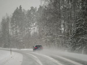 Sniegs apgrūtina braukšanu lielākajā daļā valsts teritorijas; aicina ieplānot papildu laiku ceļā