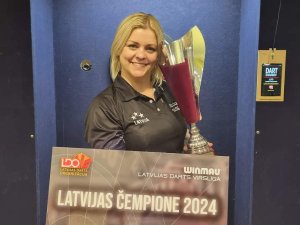 Novadniece iegūst Latvijas čempiones titulu šautriņu mešanā