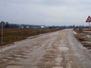 Atkusnī asfalta segumā pastiprināti veidojas bedres; grants ceļi kļūst grūtāk izbraucami
