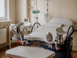 Siguldas slimnīcas Dzemdību nodaļai jauns transformējams dzemdību galds un apsildāmā gultiņa