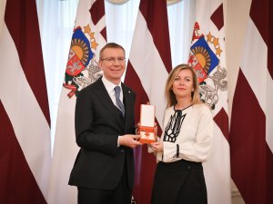 Novadnieki – Gunārs Dzenis un Laura Skrodele saņem Atzinības krustu; Mareks Hoņavko – Viestura ordeni
